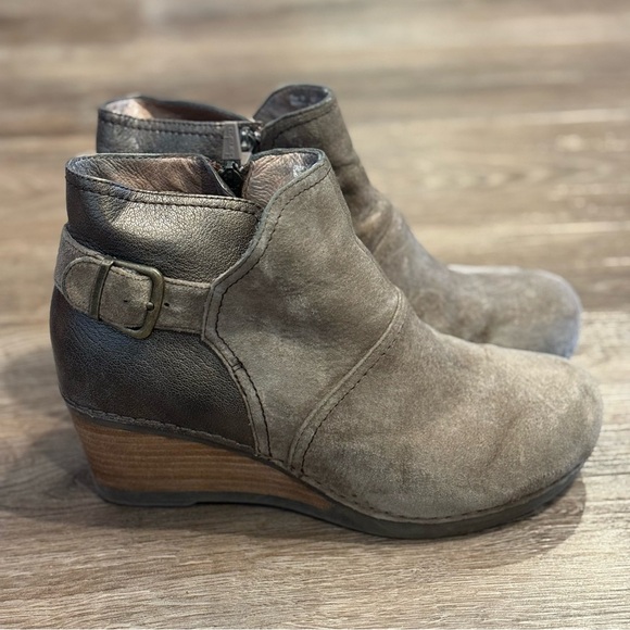 Dansko Shirley Wedge Bootie in Taupe Size 39/8.5 - Picture 1 of 10